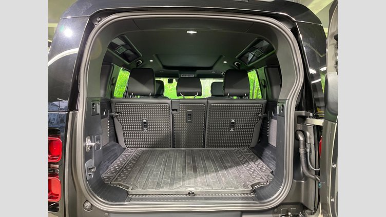 2024 認定中古車 Land Rover Defender 110 シリコンシルバー D350 ディーゼルマイルドハイブリッド X-Dynamic SE　HAKUBA EDITION