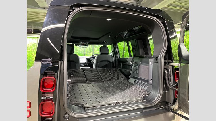 2024 認定中古車 Land Rover Defender 110 シリコンシルバー D350 ディーゼルマイルドハイブリッド X-Dynamic SE　HAKUBA EDITION