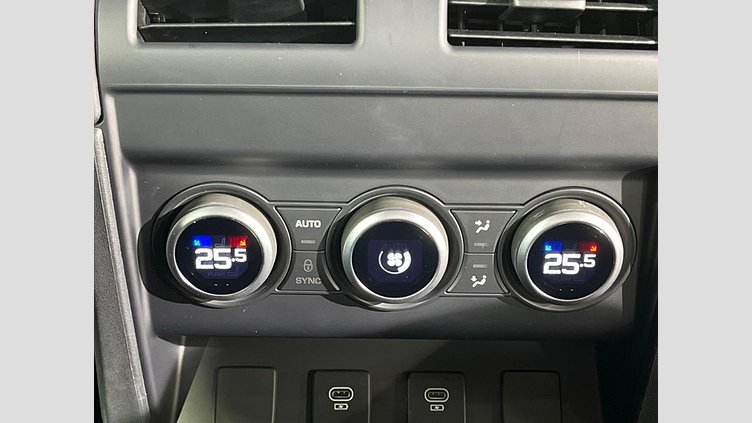 2024 認定中古車 Land Rover Defender 110 シリコンシルバー D350 ディーゼルマイルドハイブリッド X-Dynamic SE　HAKUBA EDITION