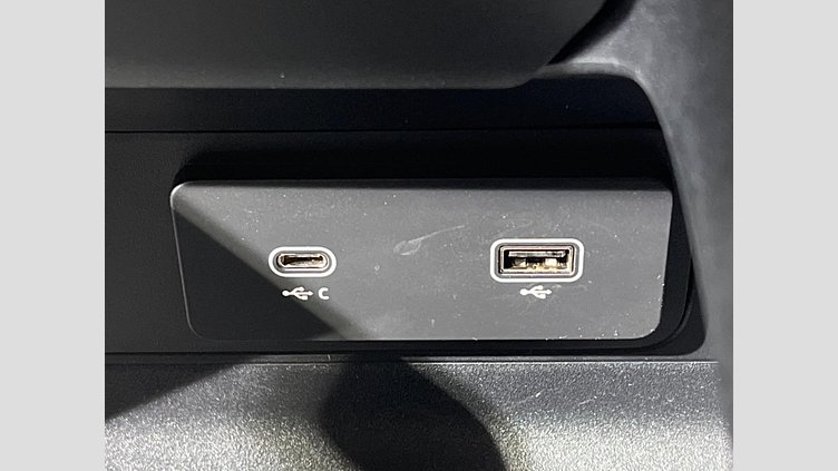 2024 認定中古車 Land Rover Defender 110 シリコンシルバー D350 ディーゼルマイルドハイブリッド X-Dynamic SE　HAKUBA EDITION