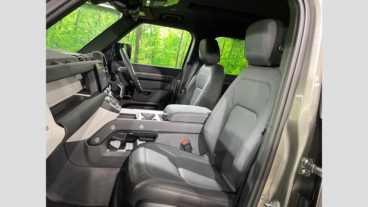 2024 認定中古車 Land Rover Defender 110 シリコンシルバー D350 ディーゼルマイルドハイブリッド X-Dynamic SE　HAKUBA EDITION