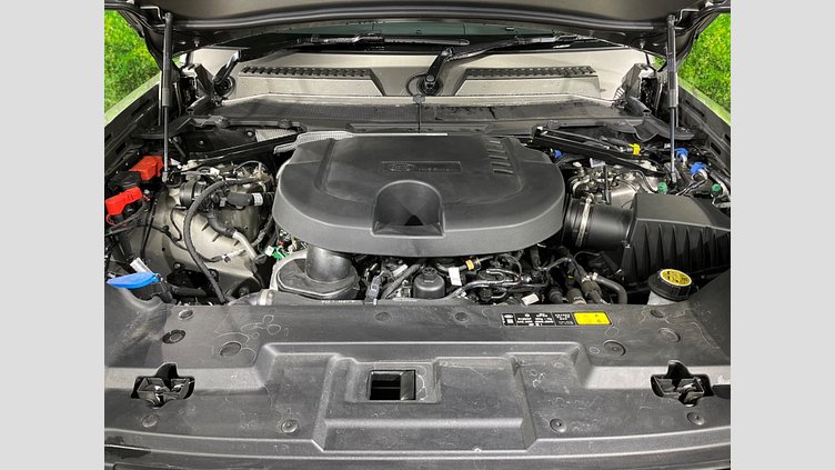 2024 認定中古車 Land Rover Defender 110 シリコンシルバー D350 ディーゼルマイルドハイブリッド X-Dynamic SE　HAKUBA EDITION