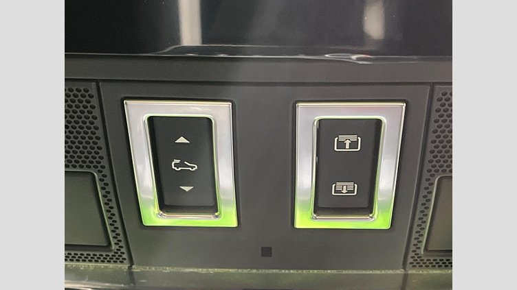 2024 認定中古車 Land Rover Defender 110 シリコンシルバー D350 ディーゼルマイルドハイブリッド X-Dynamic SE　HAKUBA EDITION