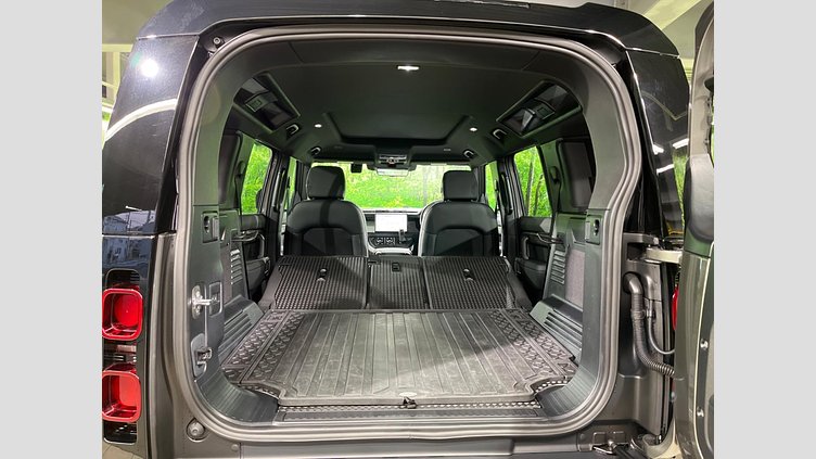 2024 認定中古車 Land Rover Defender 110 シリコンシルバー D350 ディーゼルマイルドハイブリッド X-Dynamic SE　HAKUBA EDITION