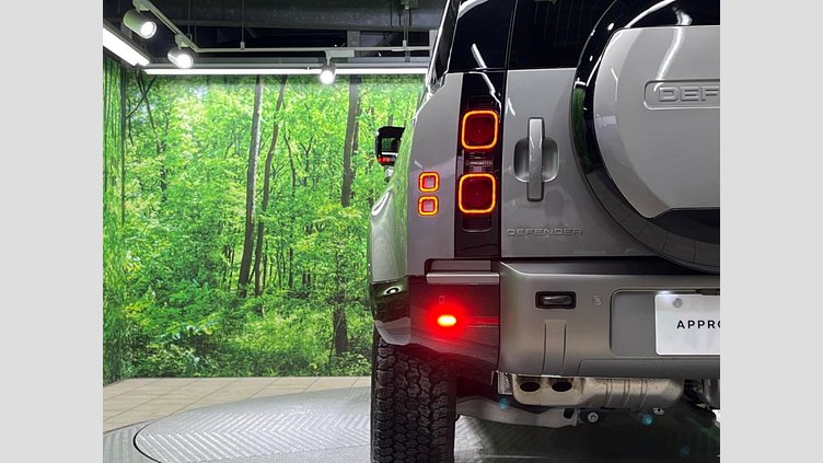 2024 認定中古車 Land Rover Defender 110 シリコンシルバー D350 ディーゼルマイルドハイブリッド X-Dynamic SE　HAKUBA EDITION