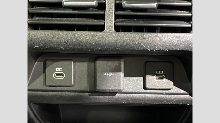 2021 認定中古車 Land Rover Discovery Sport ユーロンホワイト D200 AWD（オートマチック）MHEV 標準ホイールベース SE