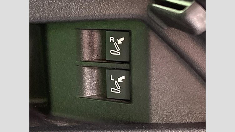 2021 認定中古車 Land Rover Discovery Sport ユーロンホワイト D200 AWD（オートマチック）MHEV 標準ホイールベース SE