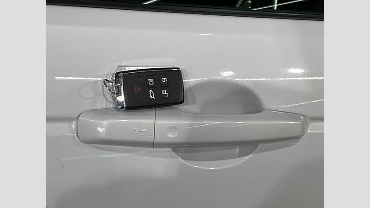 2021 認定中古車 Land Rover Discovery Sport ユーロンホワイト D200 AWD（オートマチック）MHEV 標準ホイールベース SE