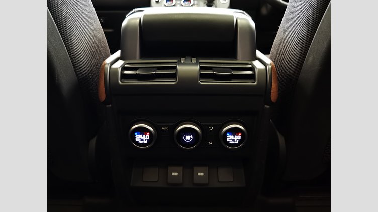 2023 認定中古車 Land Rover Defender 110 ハクバシルバー D300 AWD（AT） X