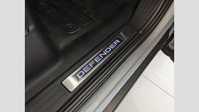 2023 認定中古車 Land Rover Defender 110 ハクバシルバー D300 AWD（AT） X