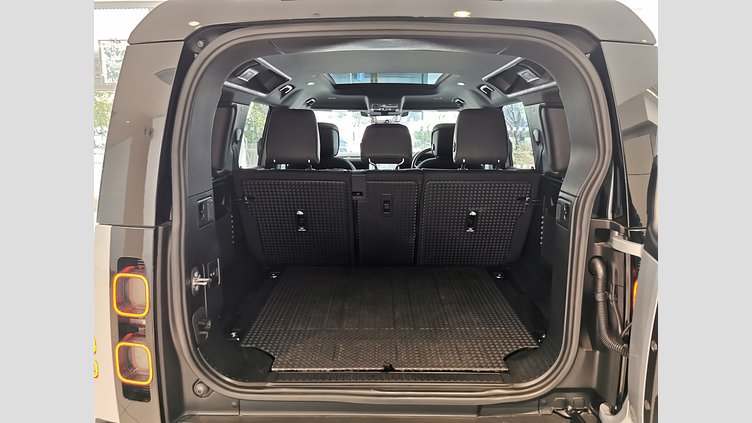 2023 認定中古車 Land Rover Defender 110 ハクバシルバー D300 AWD（AT） X