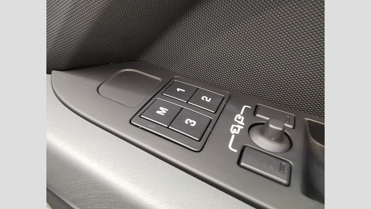 2023 認定中古車 Land Rover Defender 110 ハクバシルバー D300 AWD（AT） X