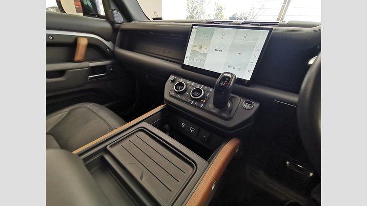 2023 認定中古車 Land Rover Defender 110 ハクバシルバー D300 AWD（AT） X