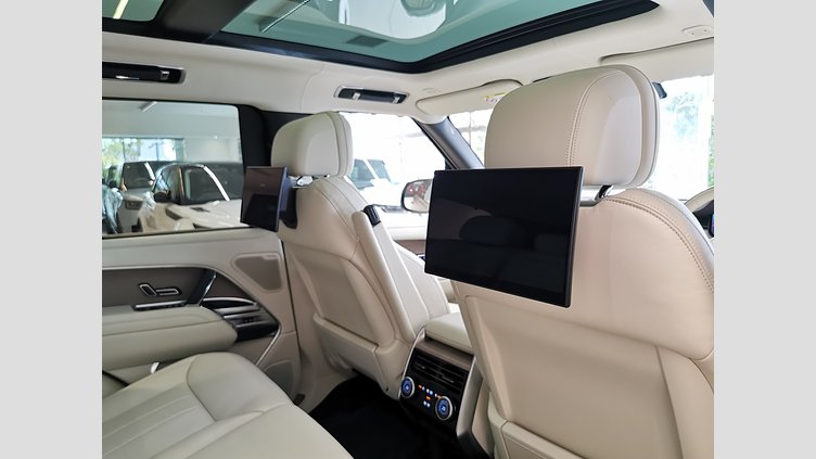 2023 認定中古車 Land Rover Range Rover Sunset Gold in Satin finish 3.0 litre i6 PHEV​ ファーストエディション