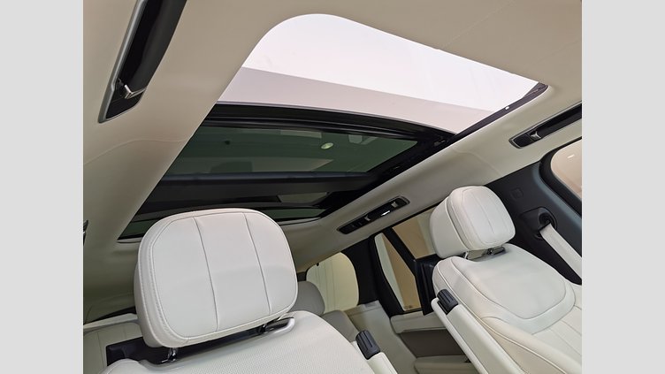 2023 認定中古車 Land Rover Range Rover Sunset Gold in Satin finish 3.0 litre i6 PHEV​ ファーストエディション