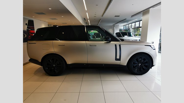 2023 認定中古車 Land Rover Range Rover Sunset Gold in Satin finish 3.0 litre i6 PHEV​ ファーストエディション