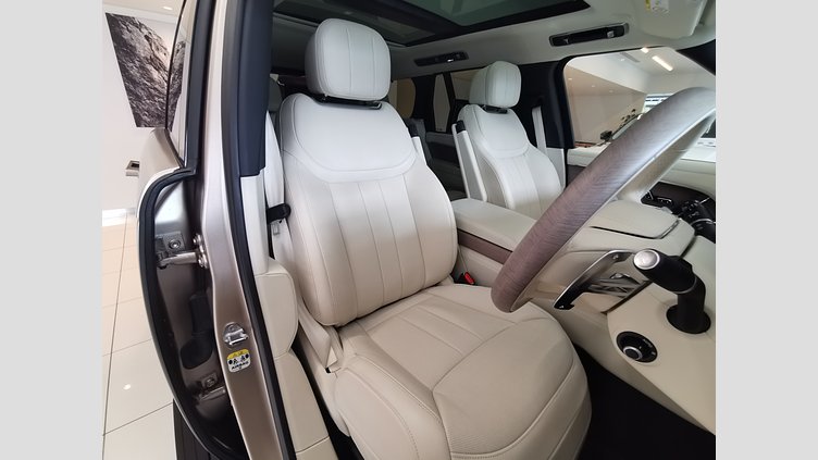 2023 認定中古車 Land Rover Range Rover Sunset Gold in Satin finish 3.0 litre i6 PHEV​ ファーストエディション