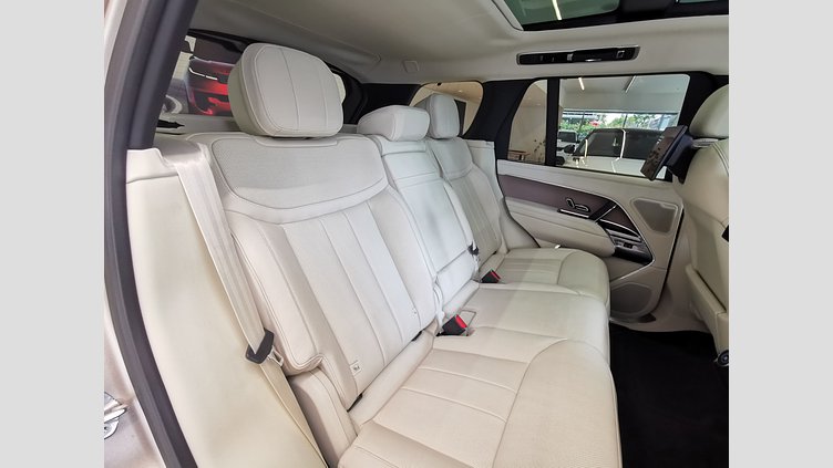 2023 認定中古車 Land Rover Range Rover Sunset Gold in Satin finish 3.0 litre i6 PHEV​ ファーストエディション