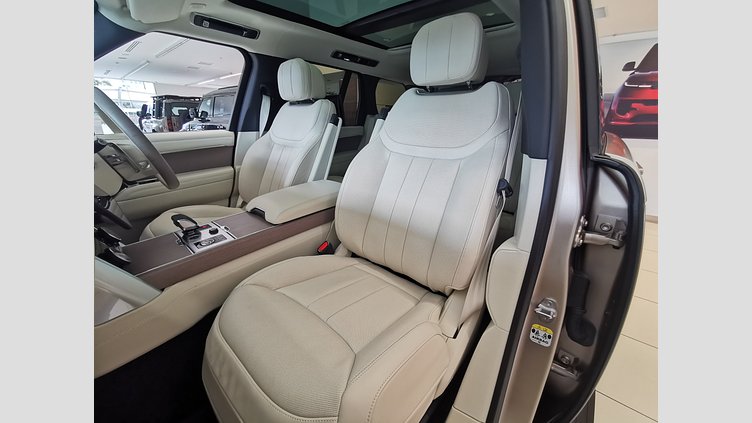 2023 認定中古車 Land Rover Range Rover Sunset Gold in Satin finish 3.0 litre i6 PHEV​ ファーストエディション