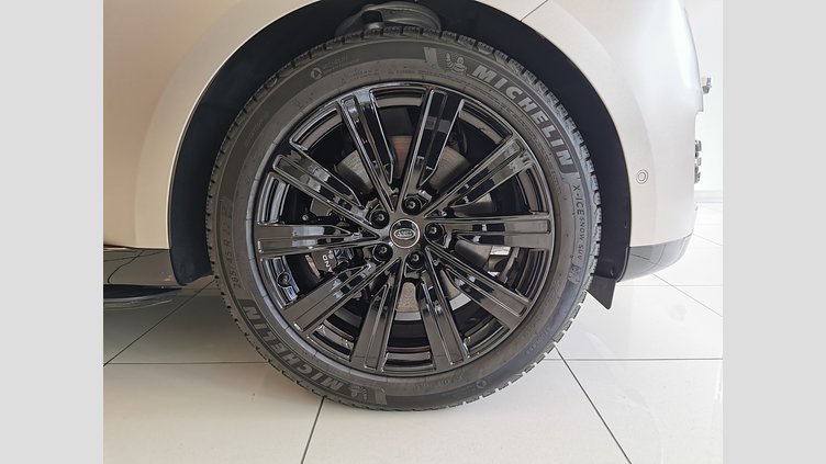 2023 認定中古車 Land Rover Range Rover Sunset Gold in Satin finish 3.0 litre i6 PHEV​ ファーストエディション