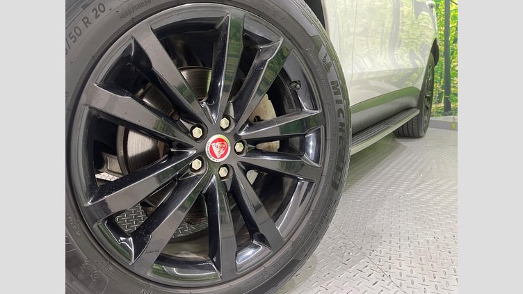 2017 認定中古車 Jaguar F-Pace Fuji White 4WD
 プレステージ