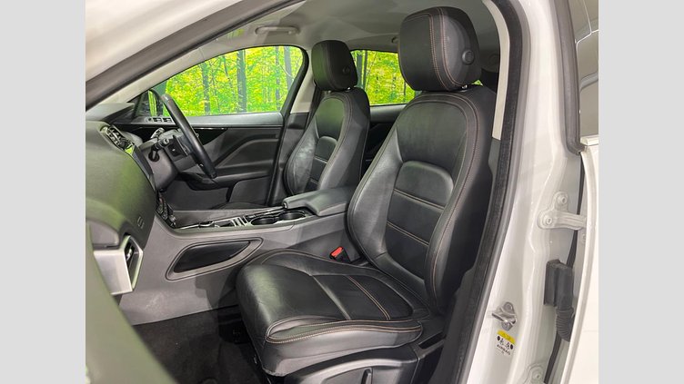 2017 認定中古車 Jaguar F-Pace Fuji White 4WD
 プレステージ