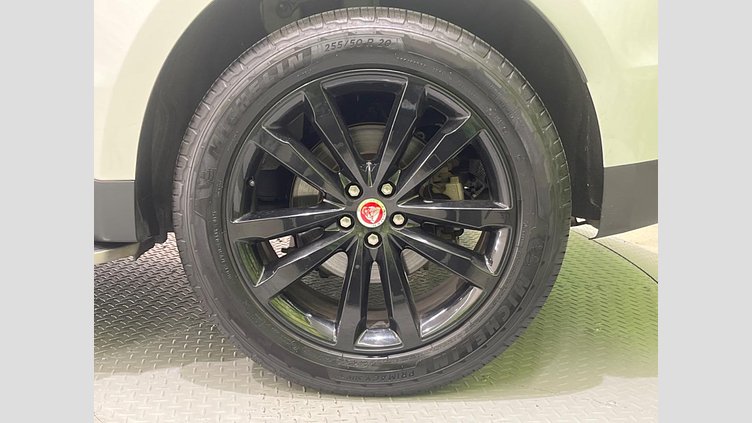 2017 認定中古車 Jaguar F-Pace Fuji White 4WD
 プレステージ