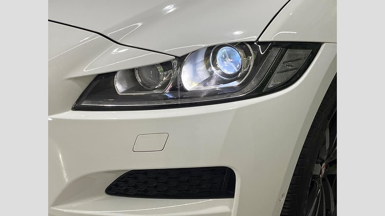 2017 認定中古車 Jaguar F-Pace Fuji White 4WD
 プレステージ