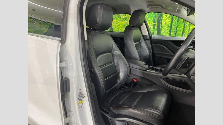 2017 認定中古車 Jaguar F-Pace Fuji White 4WD
 プレステージ