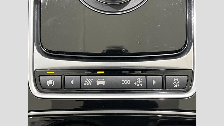 2017 認定中古車 Jaguar F-Pace Fuji White 4WD
 プレステージ