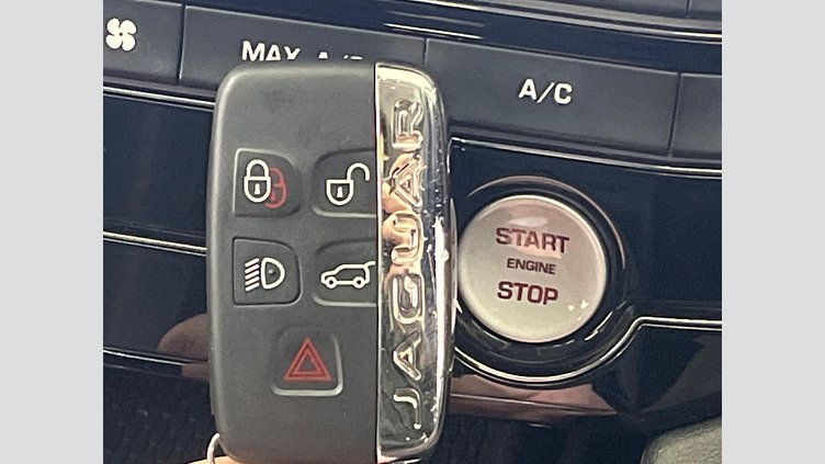 2017 認定中古車 Jaguar F-Pace Fuji White 4WD
 プレステージ