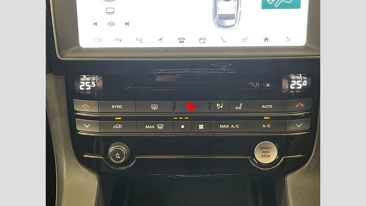 2017 認定中古車 Jaguar F-Pace Fuji White 4WD
 プレステージ