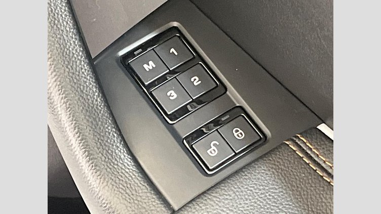 2017 認定中古車 Jaguar F-Pace Fuji White 4WD
 プレステージ