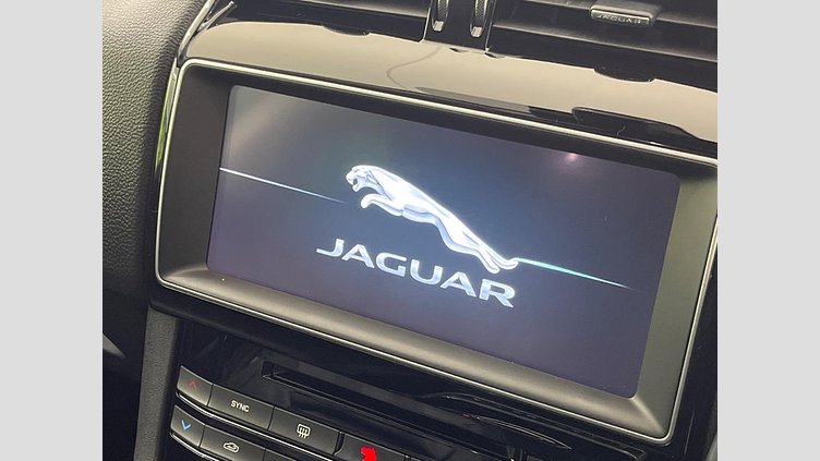 2017 認定中古車 Jaguar F-Pace Fuji White 4WD
 プレステージ