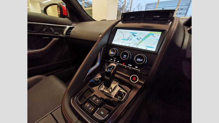 2019 認定中古車 Jaguar F-Type カルデラ レッド　(ソリッド) ジャガー 2.0リッターi4 300PS ターボチャージドガソリンエンジン (オートマチックトランスミッション) F-TYPEクーペ CHEQUERED FLAG