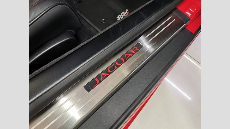 2019 認定中古車 Jaguar F-Type カルデラ レッド　(ソリッド) ジャガー 2.0リッターi4 300PS ターボチャージドガソリンエンジン (オートマチックトランスミッション) F-TYPEクーペ CHEQUERED FLAG