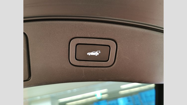 2019 認定中古車 Jaguar F-Type カルデラ レッド　(ソリッド) ジャガー 2.0リッターi4 300PS ターボチャージドガソリンエンジン (オートマチックトランスミッション) F-TYPEクーペ CHEQUERED FLAG
