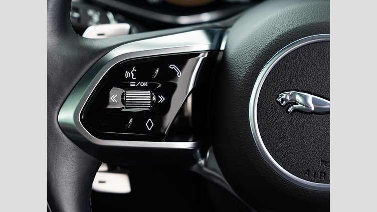 2023 認定中古車 Jaguar F-Pace オストゥーニパールホワイト D204 AWD（オートマチック）MHEV R-DYNAMIC SE D200