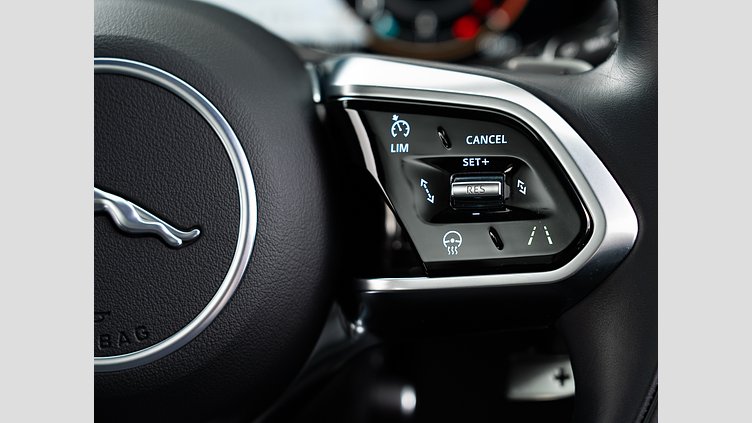 2023 認定中古車 Jaguar F-Pace オストゥーニパールホワイト D204 AWD（オートマチック）MHEV R-DYNAMIC SE D200