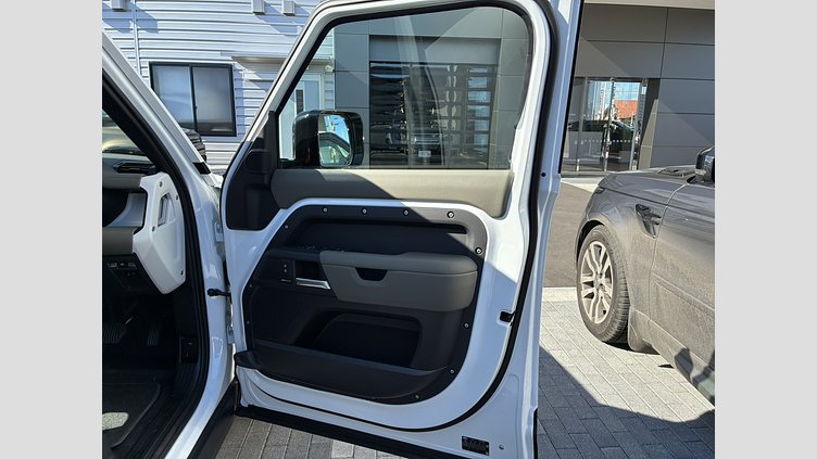 2025 認定中古車 Land Rover Defender 110 フジホワイト P300 ガソリン X-Dynamic SE