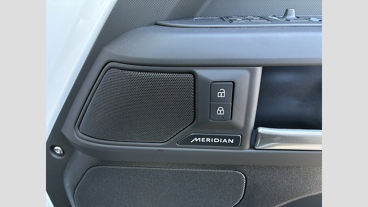 2025 認定中古車 Land Rover Defender 110 フジホワイト P300 ガソリン X-Dynamic SE