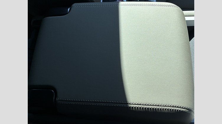 2025 認定中古車 Land Rover Defender 110 フジホワイト P300 ガソリン X-Dynamic SE