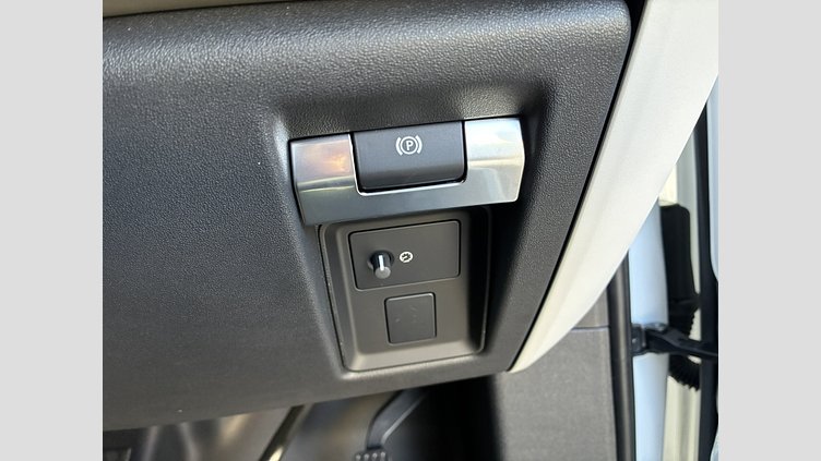 2025 認定中古車 Land Rover Defender 110 フジホワイト P300 ガソリン X-Dynamic SE