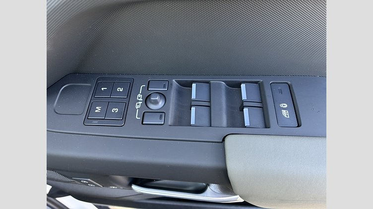 2025 認定中古車 Land Rover Defender 110 フジホワイト P300 ガソリン X-Dynamic SE