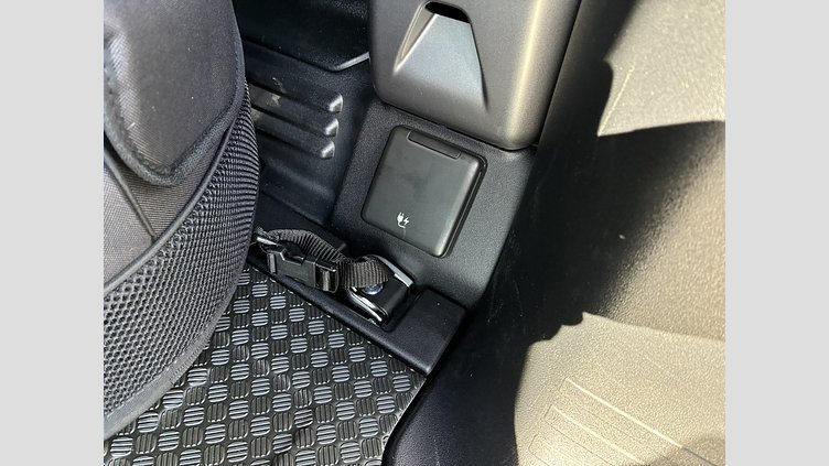 2025 認定中古車 Land Rover Defender 110 フジホワイト P300 ガソリン X-Dynamic SE