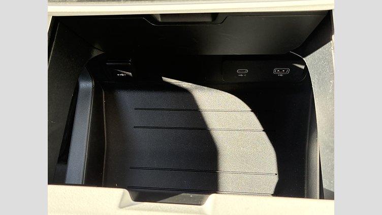 2025 認定中古車 Land Rover Defender 110 フジホワイト P300 ガソリン X-Dynamic SE