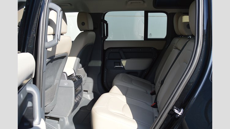 2022 認定中古車 Land Rover Defender 110 サントリーニブラック P300 AWD（AT） S