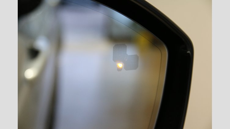 2024 認定中古車 Land Rover Discovery Sport ハクバシルバー D200マイルドハイブリッド（ディーゼル） DYNAMIC SE