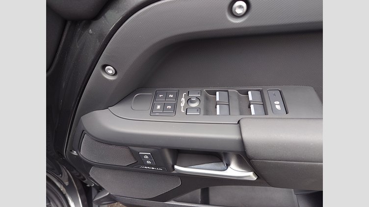 2025 認定中古車 Land Rover Defender 110 カルパチアングレイ P300 ガソリン X-Dynamic SE