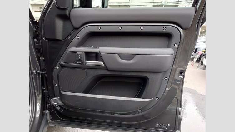 2025 認定中古車 Land Rover Defender 110 カルパチアングレイ P300 ガソリン X-Dynamic SE